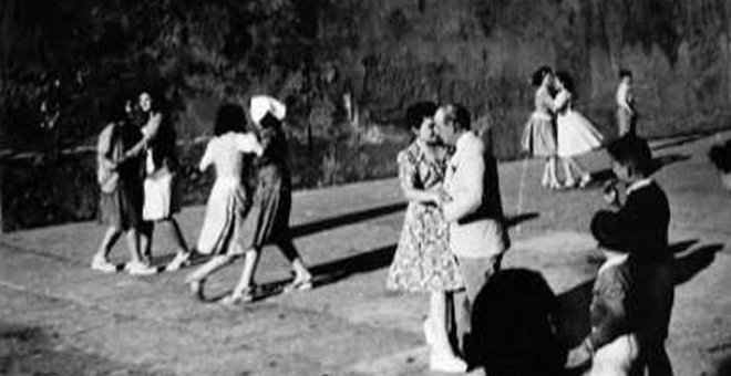 Los bailes prohibidos del franquismo: cuando la dictadura vetó el 'agarrao' en las verbenas