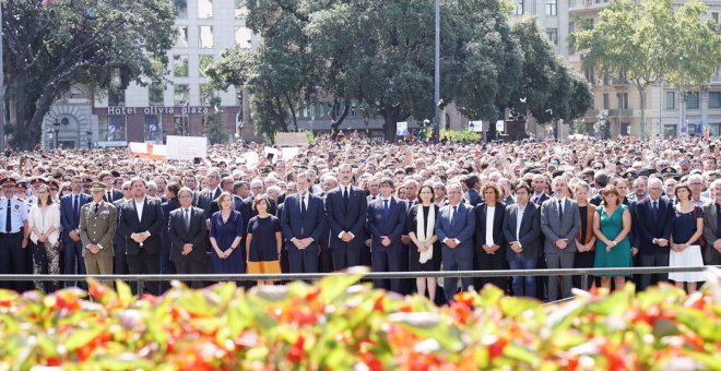 Emocionante y multitudinaria concentración en Plaza Catalunya en apoyo a las víctimas