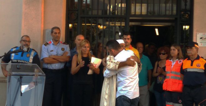 Rubí ret homenatge als dos veïns morts a La Rambla sota el lema 'No tenim por'
