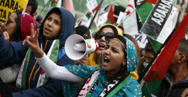 Medio centenar de saharauis, en huelga de hambre en Barajas para exigir asilo