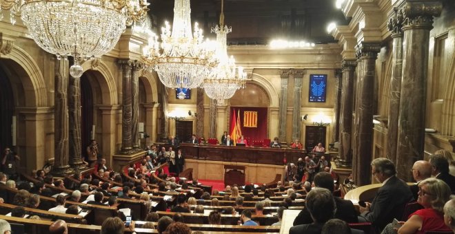 El Parlament entra a discutir la Llei del Referèndum i l'oposició desqualifica el procediment en una crispada sessió