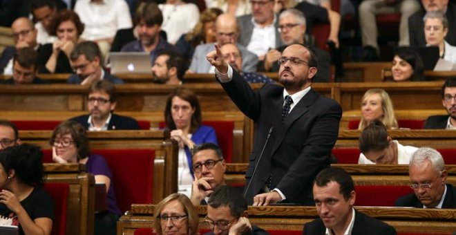 El presidente del PP en Catalunya se arranca a cantar a Manolo Escobar en el Parlament para criticar a Quim Torra
