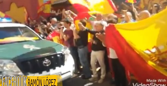 Crits de 'A por ellos, oe!' al comiat d'agents de la Guardia Civil traslladats a Catalunya