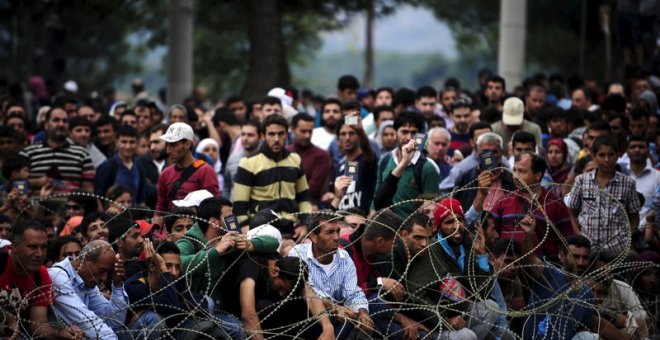 Grecia descongestionará islas con traslados de refugiados y deportaciones