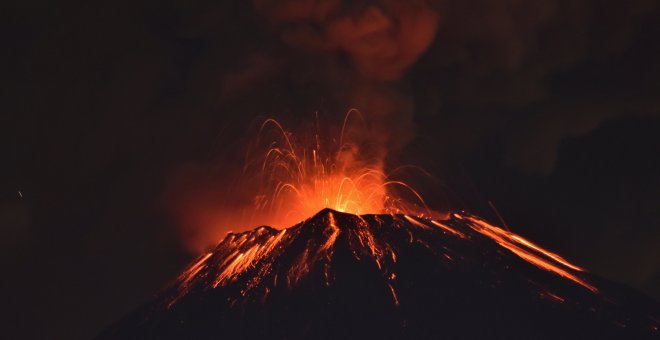 El volcán Popocatépetl de México comienza a escupir fragmentos incandescentes y ceniza