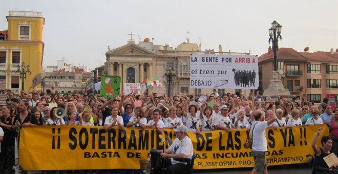 Miles de vecinos se vuelven a manifestar en Murcia para pedir el soterramiento del AVE