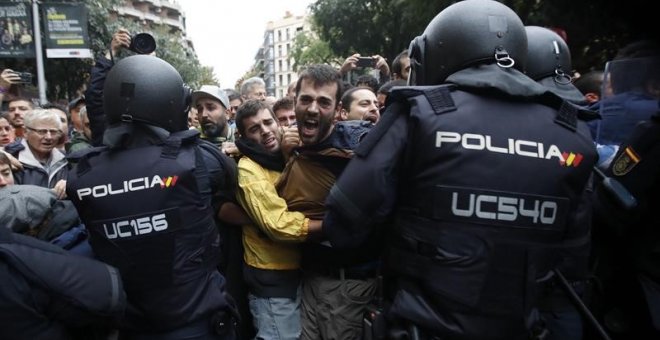 DIRECTO | Tensión entre policía y ciudadanos en diversas poblaciones de Girona y Barcelona