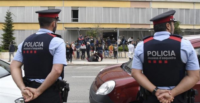La Guardia Civil entra en una comisaría de los Mossos en Lleida por el 1-O