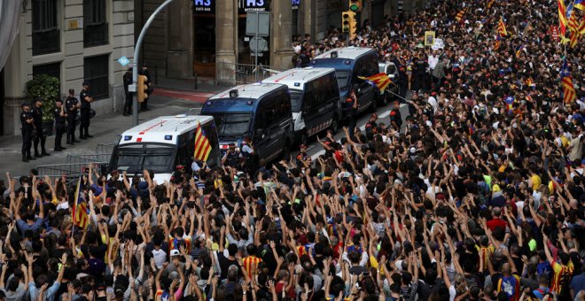 Carreteras cortadas, puertos paralizados y comercios cerrados por la huelga general en Catalunya