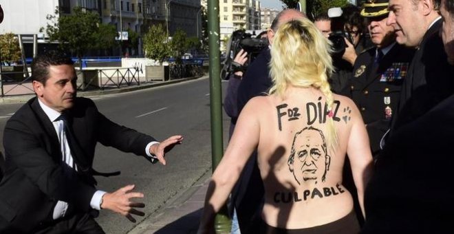 La Fiscalía pide 15 meses de cárcel para una activista de Femen que intentó tirar una Constitución al exministro Fernández Díaz