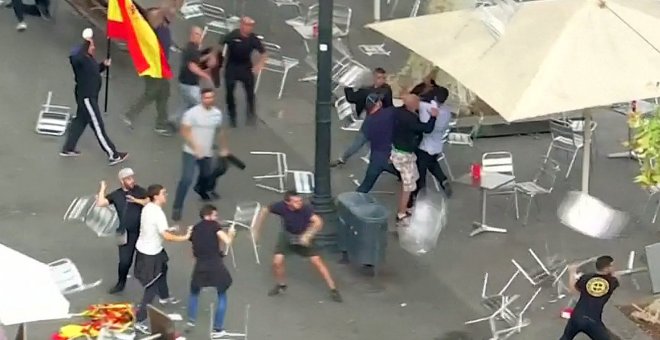 Una gran pelea de ultras al final de la marcha del 12-O en Barcelona destroza la terraza de un bar