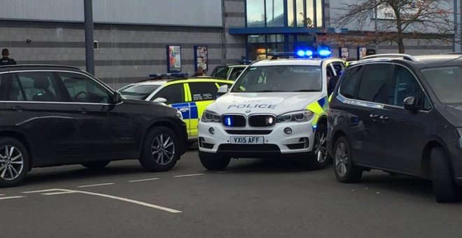 Un hombre se encierra con dos rehenes en un centro comercial de Reino Unido