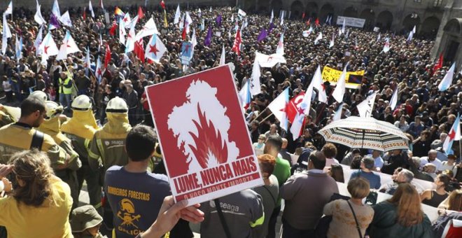 Milers de persones criden 'Nunca Máis' després dels incendis i exigeixen la dimissió de Feijóo