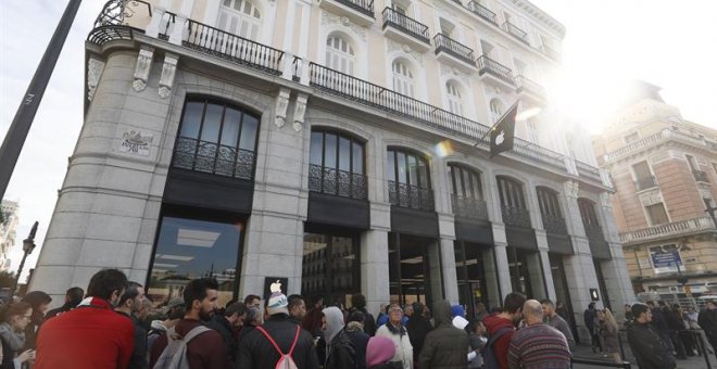Cientos de personas hacen cola toda la noche en Madrid para conseguir el nuevo iPhone X
