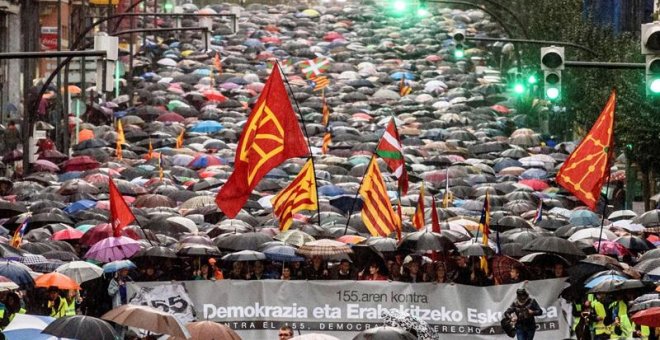 Desenes de milers de persones es manifesten a Bilbao contra l'article 155