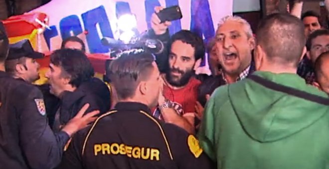 El policía de Madrid que participó en el acoso neonazi mantiene su puesto en el tribunal de las oposiciones