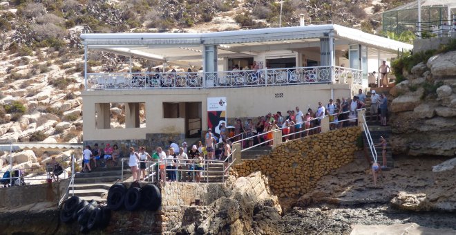 El restaurante de la Isla de Benidorm, ocupada desde el franquismo, tiene los días contados