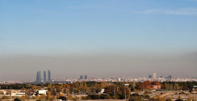 Madrid mantiene este sábado la prohibición de aparcar en la zona SER a los no residentes por alta contaminación