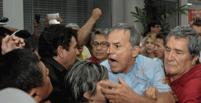 Correa llega a Ecuador tras 4 meses fuera del país en medio de tumultos en el aeropuerto