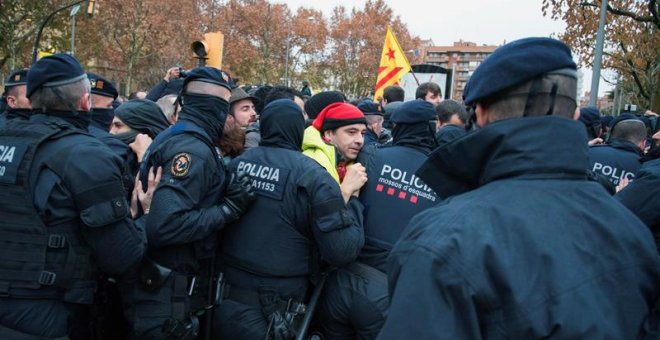 Las 44 obras de Sijena salen del Museu de Lleida entre protestas y cargas de los Mossos