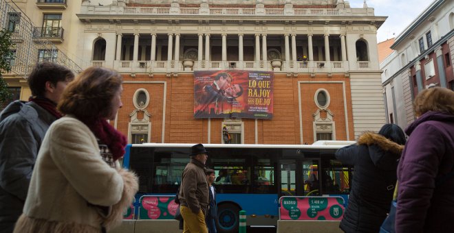 Greenpeace protesta contra Rajoy con una enorme pancarta en plena Gran Vía de Madrid