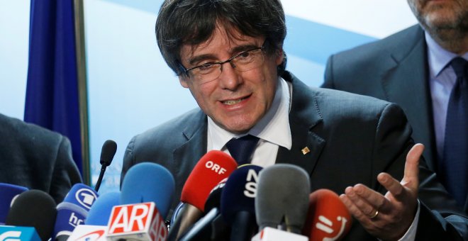 Puigdemont propone a Rajoy reunirse fuera de España