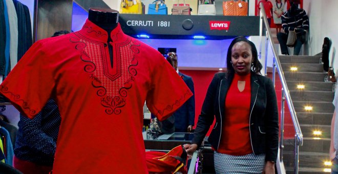 De trabajar en un hotel a diseñar la camisa del presidente de Kenia: el sueño keniata pasa por la moda