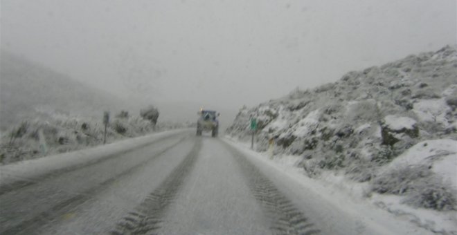 La nieve corta numerosos tramos de carretera en toda España, incluidas la A-1, la A-6, la AP-6 y la AP-51