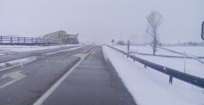 Un total de 17 carreteras permanecen cortadas por la nieve y el hielo