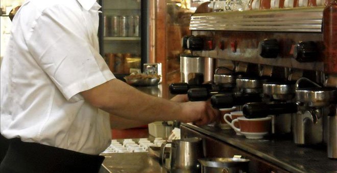 Un camarero tendrá que pagarle 53.657 euros a un cliente por servirle lavavajillas en vez de mosto