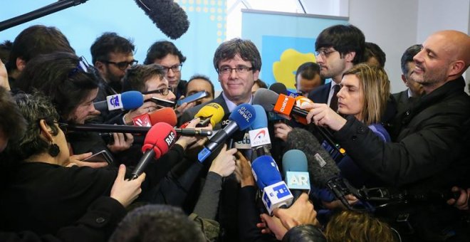 Puigdemont se reúne en un hotel de Bruselas con diputados de JuntsxCat y ERC