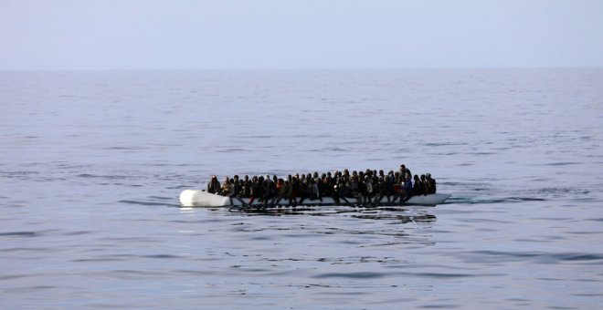 Decenas de inmigrantes mueren al naufragar una patera frente a Libia