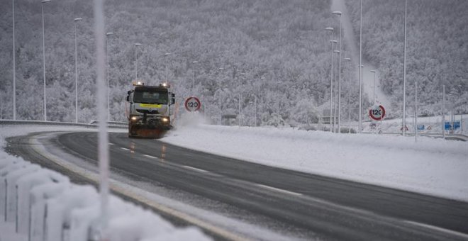 La nieve obliga a cortar la circulación en 44 carreteras y 114 es obligatorio el uso de cadenas