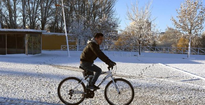 La nieve sigue dificultando la circulación en 306 carreteras