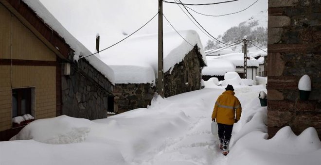 El temporal de nieve sigue dificultando la circulación en 270 carreteras