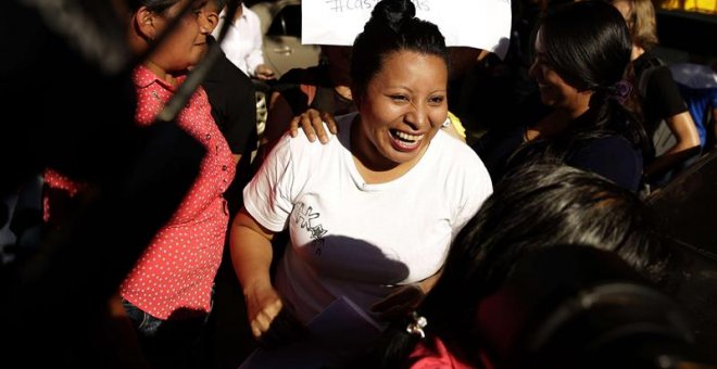 El Salvador libera a una mujer condenada a 30 años de prisión por aborto