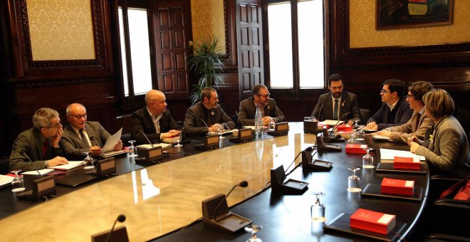 La Mesa del Parlament rechaza tramitar la propuesta de JxCat para investir a Puigdemont a distancia