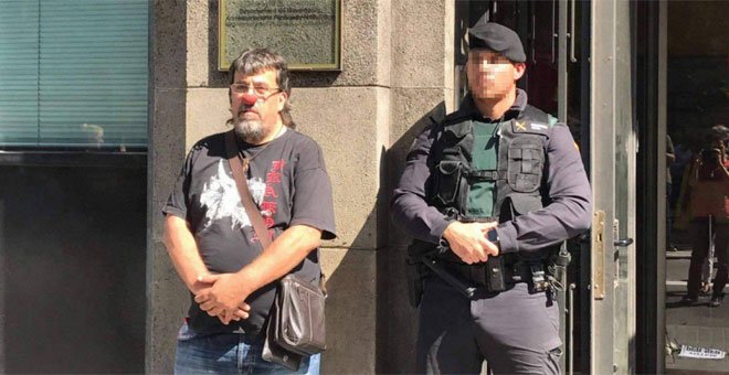 Imputado por un delito de odio el concejal catalán de la nariz de payaso