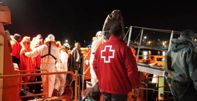 Mueren dos subsaharianas al volcar una embarcación cerca de la costa de Ceuta