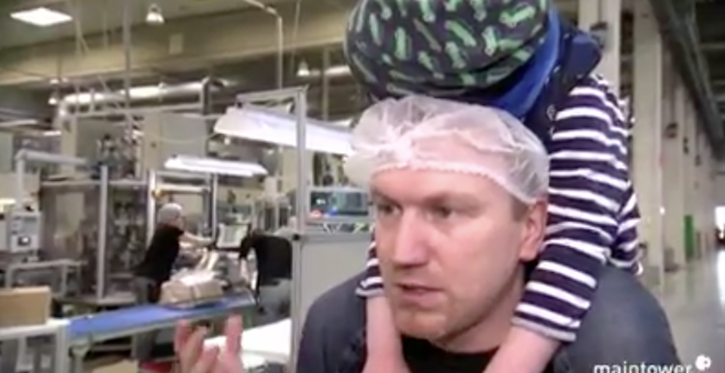 Los empleados de una fábrica en Alemania donan sus horas extra para que un compañero pueda cuidar de su hijo enfermo