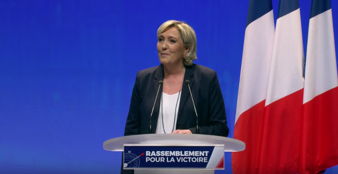 Marine Le Pen, abucheada durante su visita a un pueblo que acogerá a 72 inmigrantes