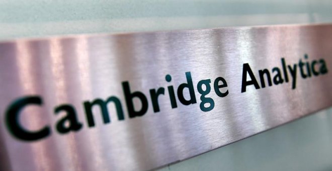 Cambridge Analytica será investigada en el Reino Unido a pesar de su anunciado cierre