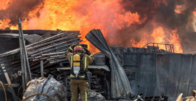 Arde un almacén de reciclaje de papel y plástico en Elche