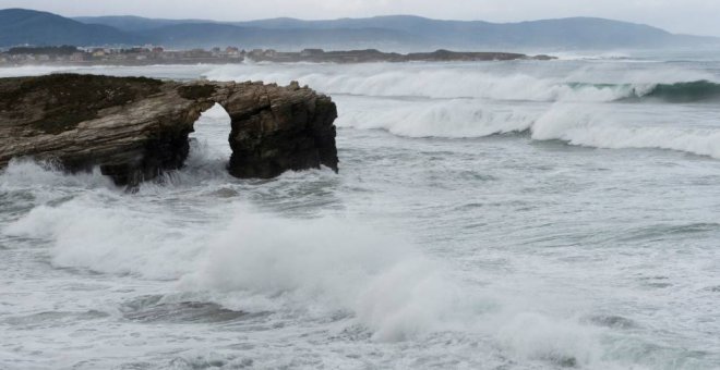 Una chica de 25 años muere al caerle una piedra en la cabeza en la playa de As Catedrais