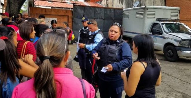Detenidos cinco policías por el incendio que mató a 68 personas en una comisaría de Venezuela