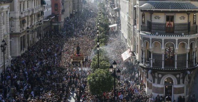 Multan por la 'ley mordaza' a dos periodistas que cubrían una procesión en Sevilla