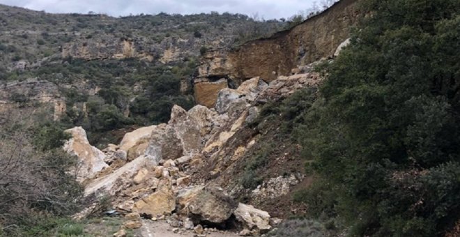 Un coche queda sepultado por un desprendimiento de tierra en Lleida