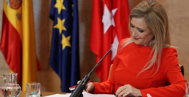 Cifuentes se cobija en el apoyo de Rajoy y se aferra al cargo