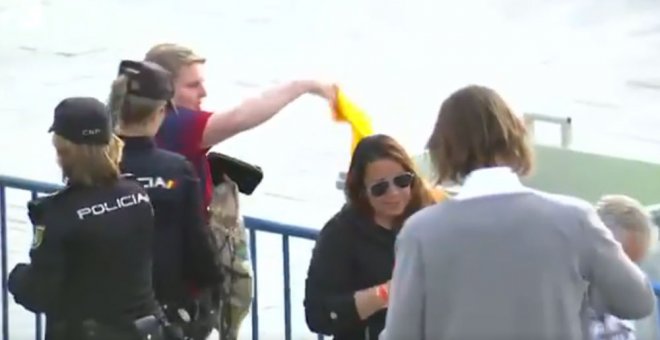 La Policía requisa banderas 'estelades' y camisetas amarillas a la entrada del estadio en la final de la Copa del Rey