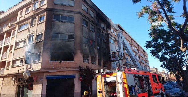 Un hombre con una orden de alejamiento incendia el piso de su exmujer en Valencia